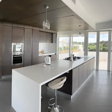 Sunny Penthouse מוסטה