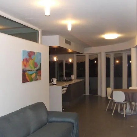 Sunny Penthouse דירה *